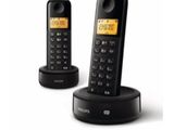 les deux téléphones sont posés l'un à côté de l'autre