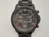 une montre posée sur une surface blanche