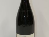 la bouteille de vin est posée sur la table, prête à être consommée