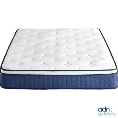 gros plan d'un matelas sur fond blanc