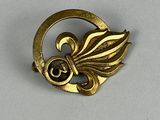 une image représentant une broche en or ornée d'une feuille