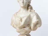 buste en marbre représentant une femme, posé sur un socle, sur fond blanc