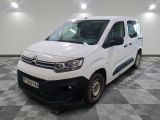 la camionnette blanche est garée sur le sol en damier d'une pièce