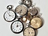 plusieurs types de montres de poche sur une surface blanche