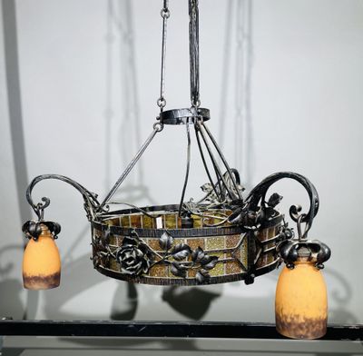 lustre en fer forgé et en verre avec deux suspensions