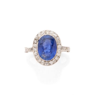 une bague en saphir et diamant