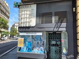 un bâtiment sur la façade duquel est accrochée une enseigne