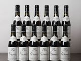 un lot de bouteilles de vin posées sur une table en bois