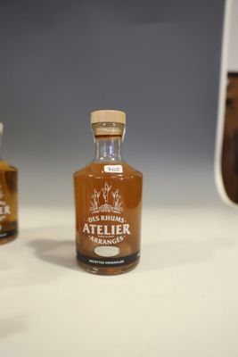 trois bouteilles d'alcool posées sur une table