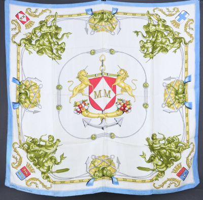 une photo d'un foulard carré orné d'un blason