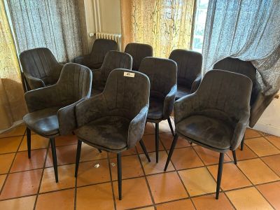 a lot of chairs that are sitting in a room