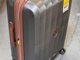 un bagage posé sur le sol