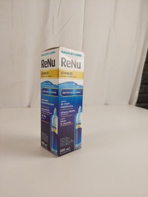 deux tubes de dentifrice posés sur une table blanche