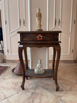 une petite table sur laquelle se trouve une statue de Bouddha