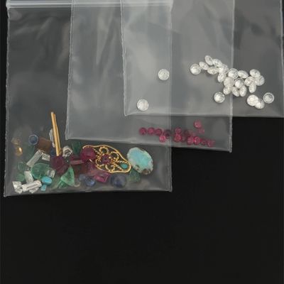 deux sachets de perles et une paire de ciseaux posés sur une table