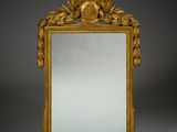 l'image d'un miroir doré sur lequel figure un visage