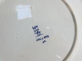 une assiette blanche avec une inscription bleue, posée sur une table