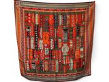 un tapis orange et noir avec un motif