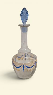 une bouteille en verre ornée d'un motif bleu et blanc