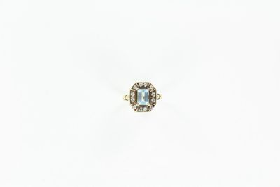 une bague sertie d'une aigue-marine et de diamants sur fond blanc