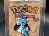 un gros plan sur une boîte de cartes du jeu de cartes à collectionner Pokémon
