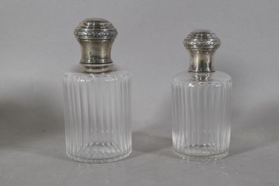 paire de salières et poivrières en verre avec des couvercles en argent