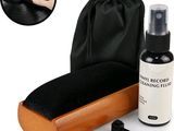 une photo d'un kit de nettoyage comprenant une brosse et un flacon de produit nettoyant