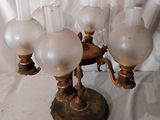 cinq lampes en verre posées sur une table