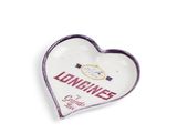 un cendrier blanc en forme de cœur sur lequel est inscrit le mot « Longines »