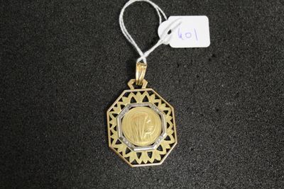 un gros plan d'une médaille d'or posée sur une surface noire, avec une étiquette de prix