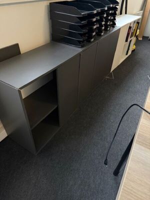une photo d'une pièce avec un bureau et des étagères