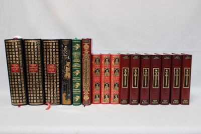 beaucoup de livres alignés sur une table