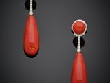 une paire de boucles d'oreilles en corail et diamants