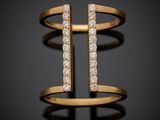 une paire de bagues en or serties de diamants sur fond noir