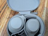 un casque audio dans son étui, posé sur un parquet