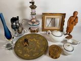 un grand nombre d'objets posés sur une table