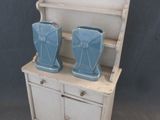 deux vases posés sur un meuble en bois