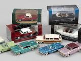 assortiment de petites voitures dans une boîte posée sur une surface blanche
