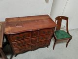 un petit bureau avec une chaise à côté