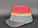 un vieux chapeau orné d'une bande rouge, bleue et jaune