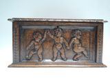 boîte en bois sculpté ornée de trois chérubins sur fond blanc