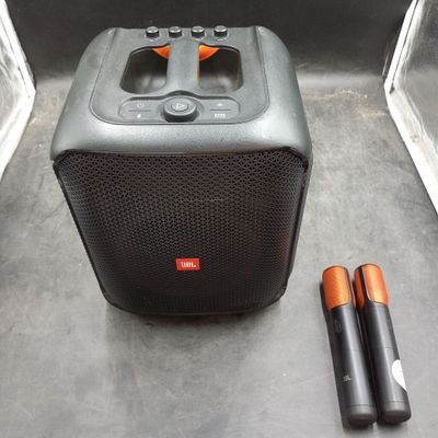 une enceinte posée par terre à côté de deux piles