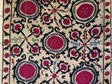 un vieux tapis orné d'un motif floral