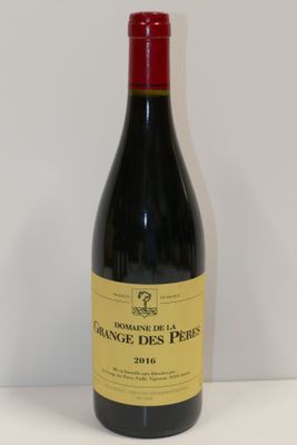 la bouteille de vin rouge est posée sur la table