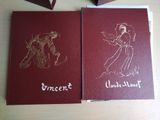 deux livres posés sur une table