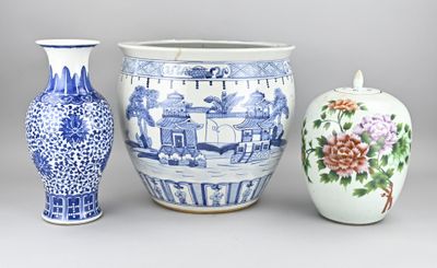 trois vases posés l'un à côté de l'autre sur une table