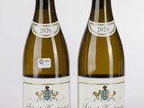 deux bouteilles de vin blanc posées l'une à côté de l'autre sur une table