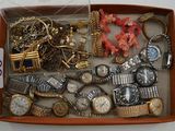 une boîte remplie de montres de toutes sortes et d'autres montres