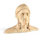 statue d'une femme amérindienne portant une coiffe, sur fond blanc