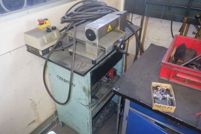 une machine posée sur un établi dans un garage